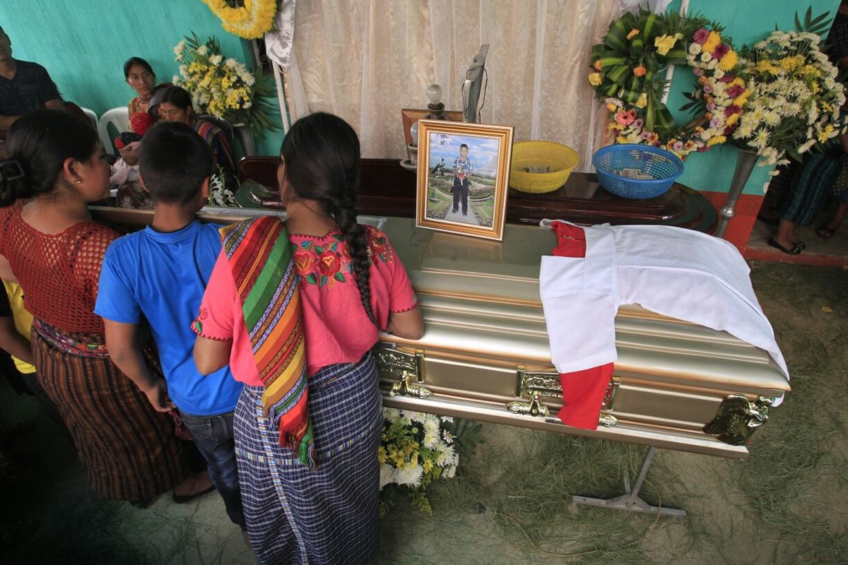 El domingo fueron localizados dentro de unos costales los cuerpos sin vida de dos niños, de 10 y 11 años.(Foto Prensa Libre: Carlos Hernández )