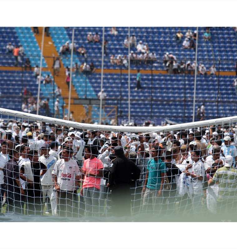 En la final del futbol guatemalteco de 2011 entre los equipos de Municipal y Comunicaciones, los seguidores de ambos equipos protagonizaron disturbios en las instalaciones del Estadio Nacional Mateo Flores. (Foto: Hemeroteca PL)