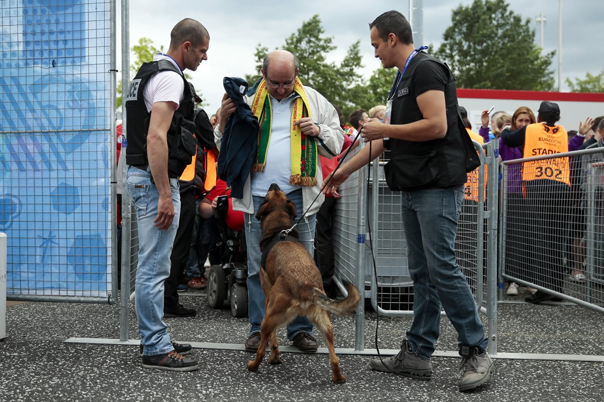 Hay fuertes medidas de seguridad en las afueras del estadio Saint-Etienne. (Foto Prensa Libre: AP)