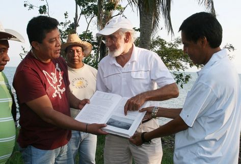 El científico alemán Joachim Rittsteig -centro- explica al alcalde de Lívingston Miguel Rax la ubicación de una supuesta ciudad sumergida en el Lago de Izabal. (Foto Edwin Perdomo)