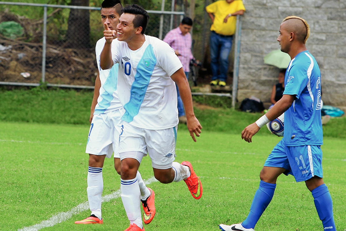 Kevin Elías —10— festeja su anotación en el duelo amistoso que la Selección de futbol de Guatemala Sub 23 le ganó a Nicaragua por 1-0, en la cancha principal del Proyecto Goal (Foto Prensa Libre: Edwin Fajardo)