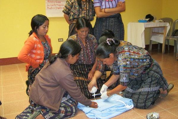 Un grupo de parteras de Sololá intercambian conocimientos y aprenden nuevas técnicas sobre modalidades de partos. (Foto Prensa Libre: Ángel Julajuj)