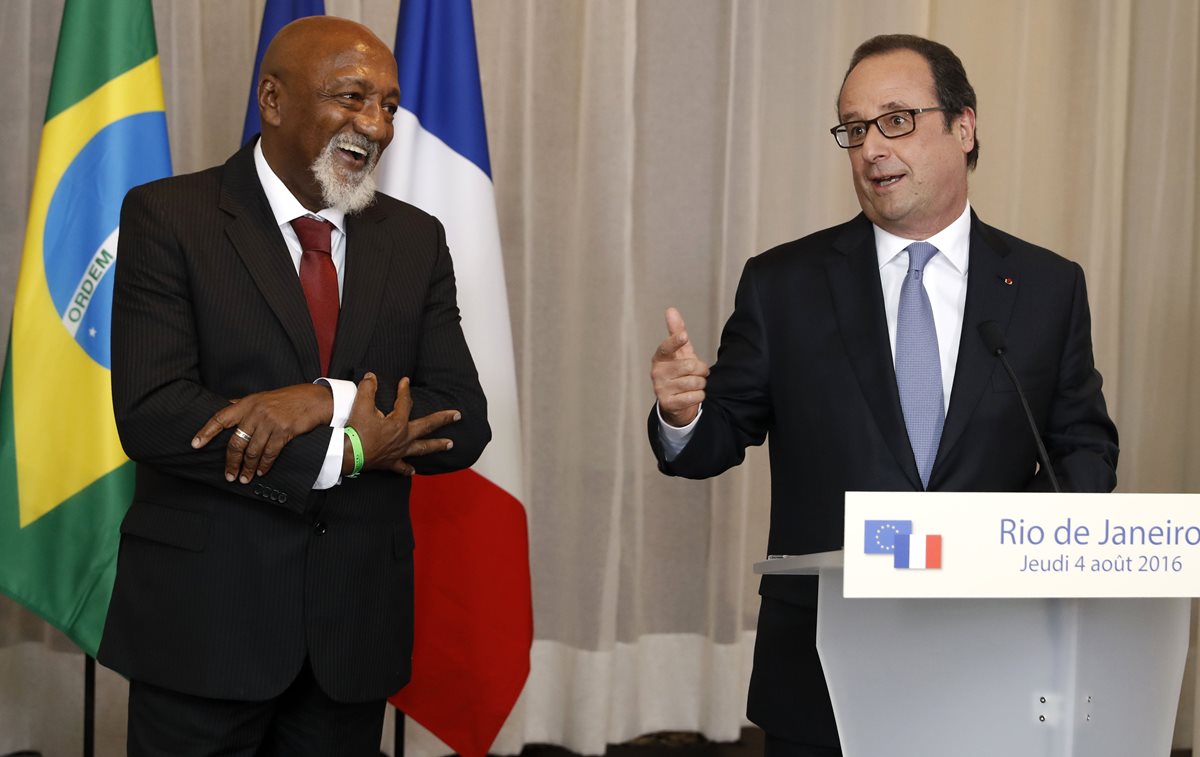 El presidente de Francia Francois Hollande conversa con Paulo Cesar Caju, durante una reunión en Río de Janeiro. (Foto Prensa Libre: AFP).