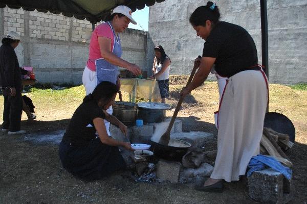 Voluntarias preparan alimentos a la intemperie   en albergues de San Marcos.