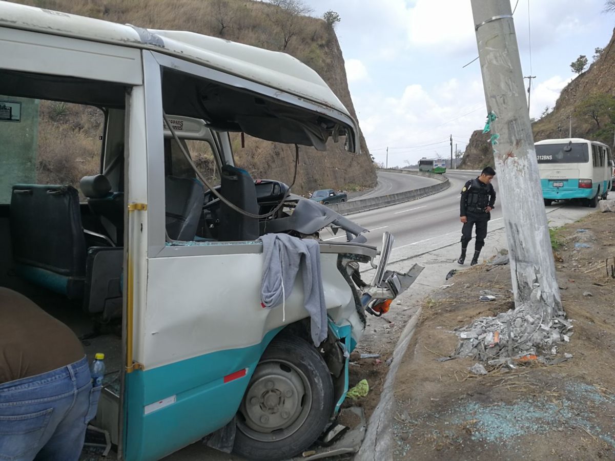 Autobús involucrado en accidente en ruta al Atlántico quedó destruido. (Foto Prensa Libre: Estuardo Paredes)