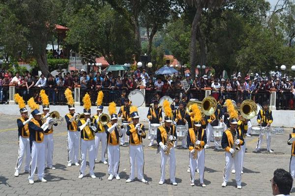 Banda musical de Tecpán Guatemala, Chimaltenango, durante su participación en el centro histórico de la ciudad de Sololá. (Foto Prensa Libre: Édgar René Sáenz).<br _mce_bogus="1"/>