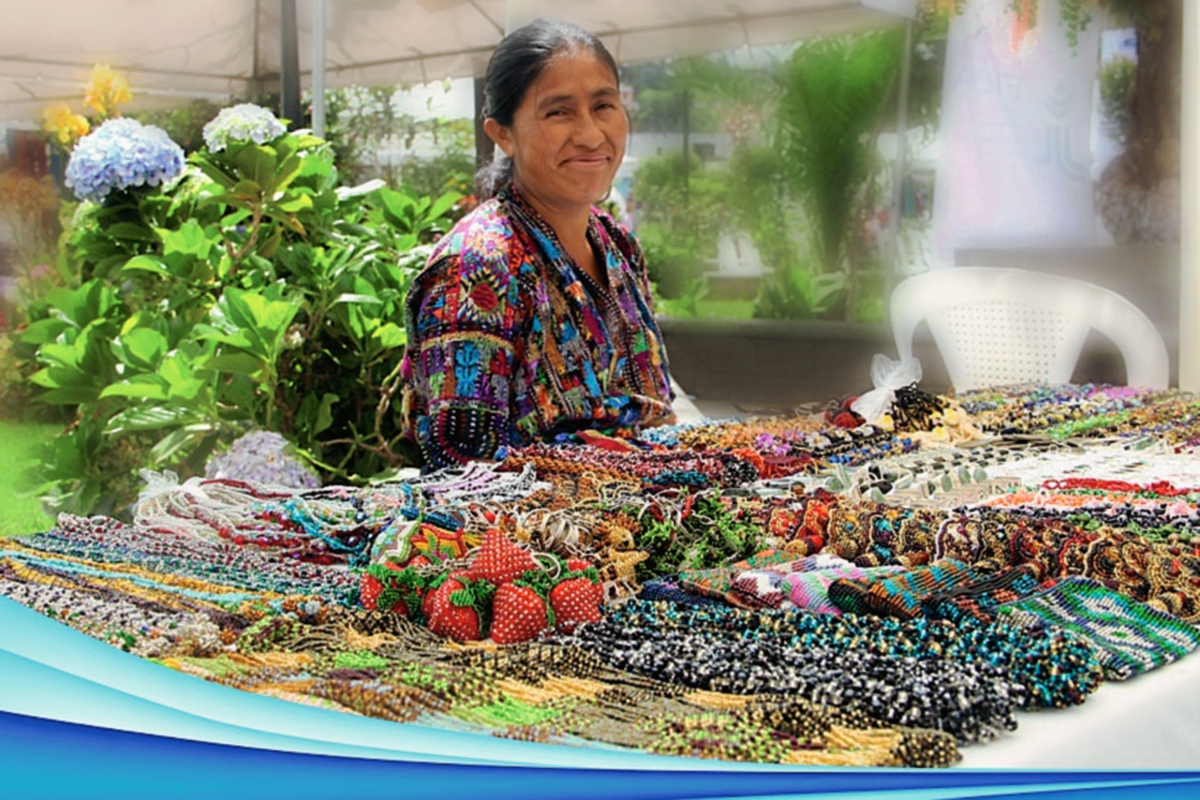 Mujeres exhiben productos en Paseo Artesanal