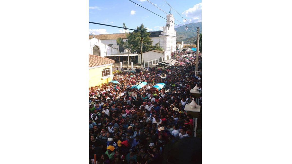 Masiva asistencia a sepelio de funcionarios ediles de Rabinal. (Foto Prensa Libre: Tomada de Facebook Rabinal 2.0).