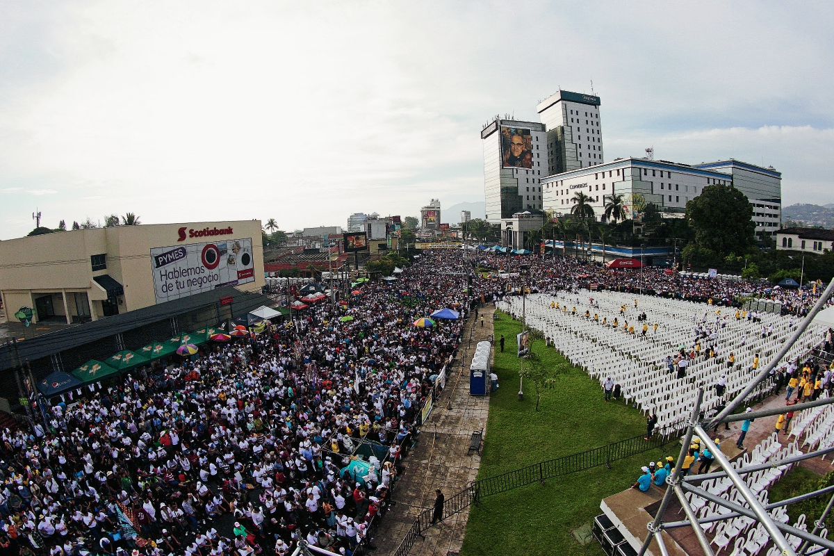 La plaza Divino Salvador del Mundo, San Salvador, escenario de la beatificación.(Foto Prensa Libre: AP).