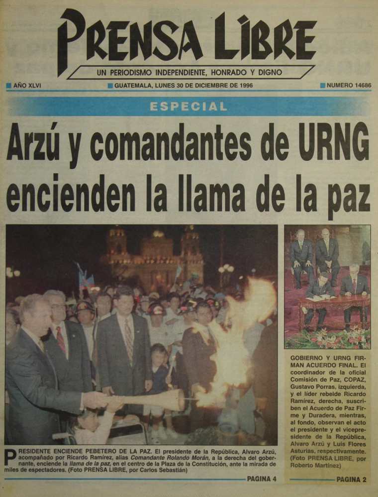 El entonces presidente Álvaro Arzú enciende el 29 de diciembre de 1996 la llama de la paz, en la Plaza de la Constitución. El monumento se encuentra actualmente en el Patio de la Paz, en el Palacio Nacional de la Cultura. (Foto: Hemeroteca PL)