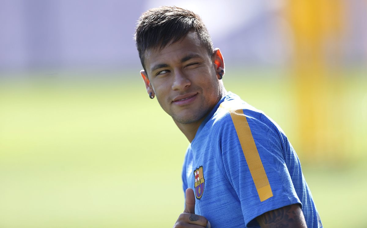 Según el agente, Neymar sufre persecusión por haber elegido al Barcelona y no al Real Madrid. (Foto Prensa Libre: EFE).