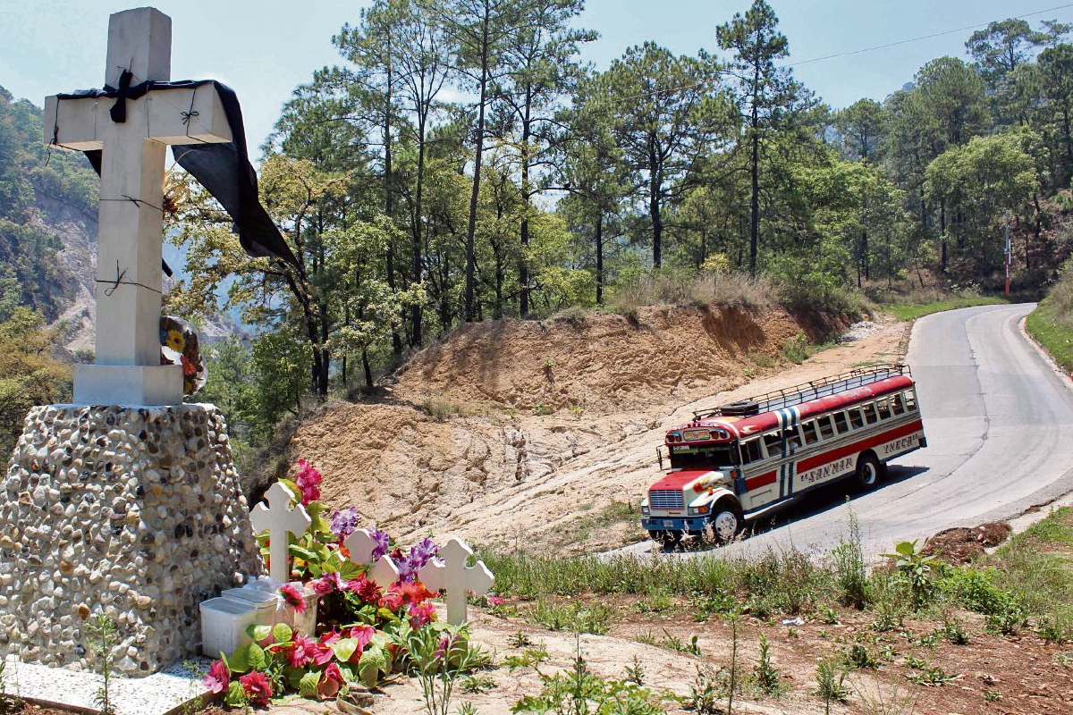 Autobús circula por el kilómetro 64 de la ruta entre San Martín Jilotepeque y Chimaltenango, donde una cruz recuerda el accidente registrado en el 2013