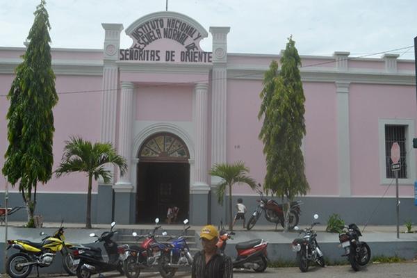 Fachada del Instituto Normal para Señoritas de Oriente (Inso), de Chiquimula. (Foto Prensa Libre: Edwin Paxtor)