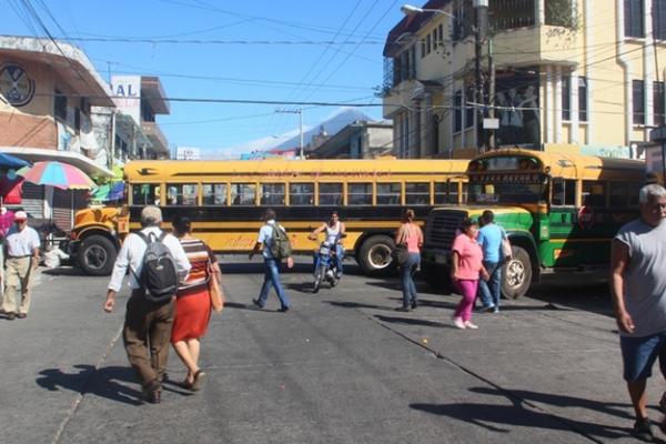 Los autobuses fueron atravesados en la 4a. avenida entre 11 y 12 calles del a zona 1 de  Escuintla. (Foto Prensa Libre: Melvin Sandoval).