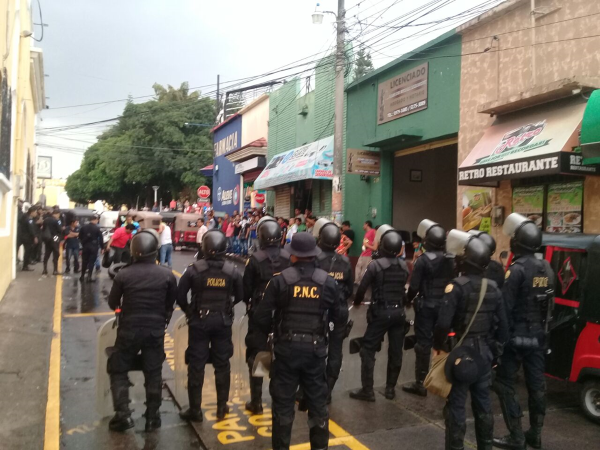 Antimotines tuvieron que llegar a Mazatenango, lugar donde protestan los mototaxistas. (Foto Prensa Libre: Cristian Icó)