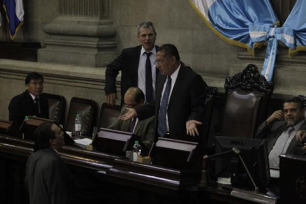El presidente del Congreso,   Arístides Crespo, conversa con el jefe del PP, Juan José Porras.