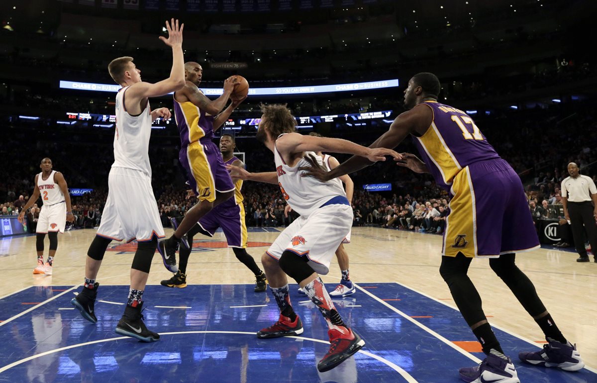 Bryant, quiere jugar unos meses más, el basquetbolista es el tercer máximo anotador en la historia de la NBA. (Foto Prensa Libre: AFP)