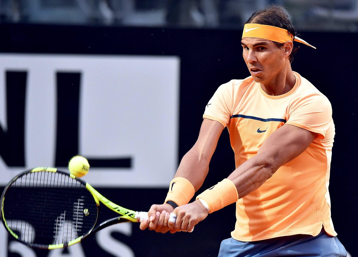 Rafa Nadal devuelve la bola durante el encuentro de este jueves. (Foto Prensa Libre: EFE)
