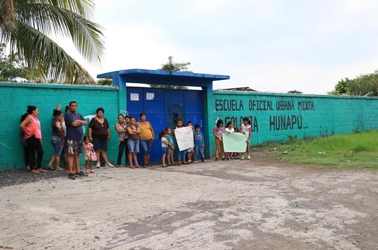 Padres de familia de una escuela en Escuintla muestran carteles por el descontento del paro que efectúan maestros sindicalizados. (Foto HemerotecaPL)