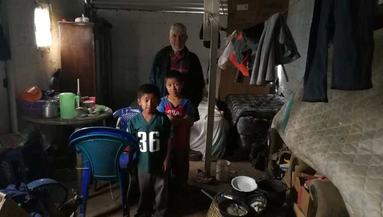 El anciano junto a sus dos nietos. (Foto Prensa Libre: Oscar García).