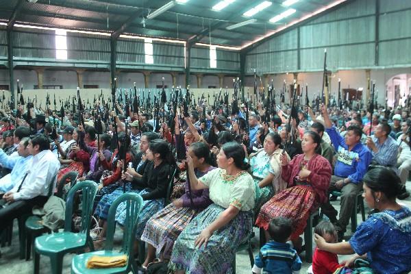 Líderes comunales, reunidos en asamblea.