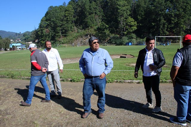 Los organizadores del Medio Maratón visitaron dos estadios el miércoles, uno en Carchá y el otro en Cobán. (Foto Prensa Libre: Eduardo Sam).