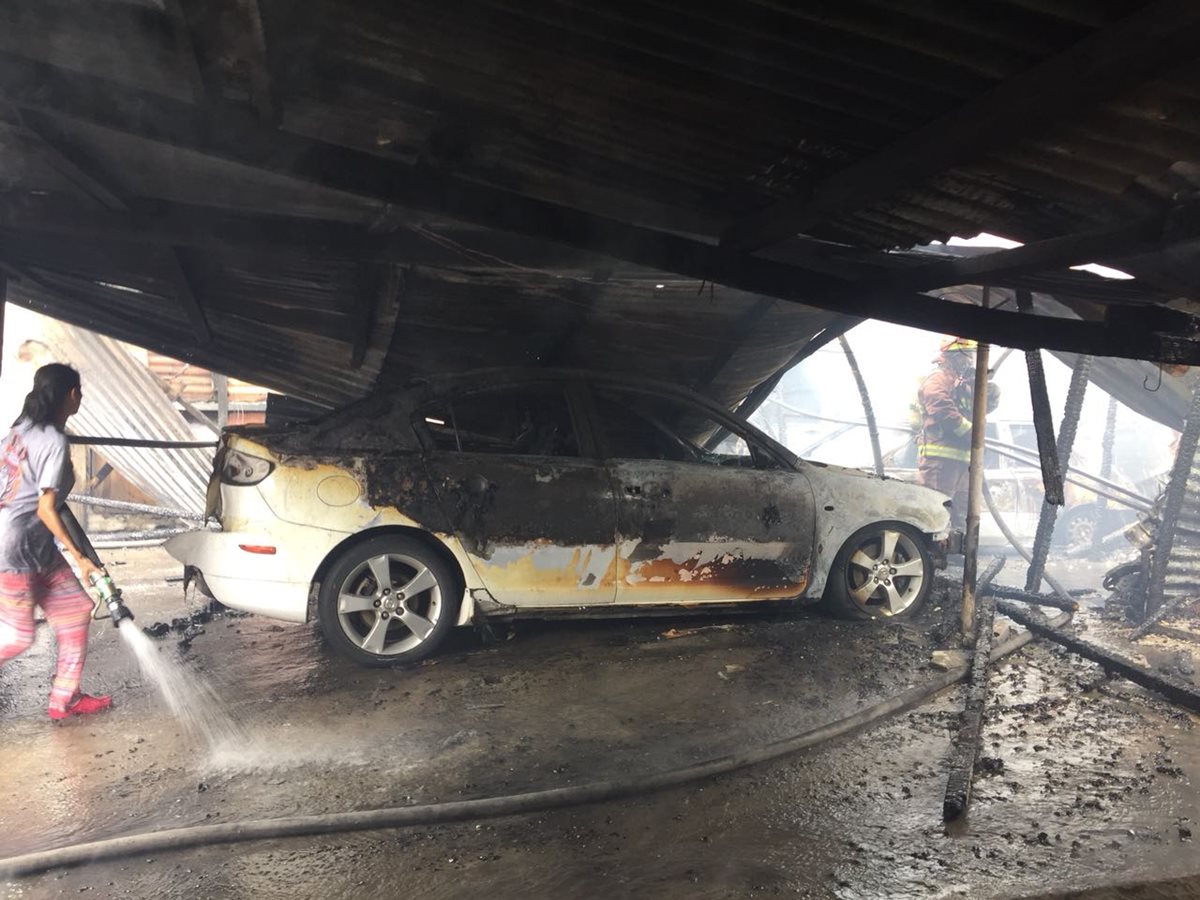 En el predio funciona un estacionamiento ya que en la colonia San Rafael, por la forma en que fue edificada, no todas las casas cuentan con espacio para vehículos. (Foto Prensa Libre: La Red).