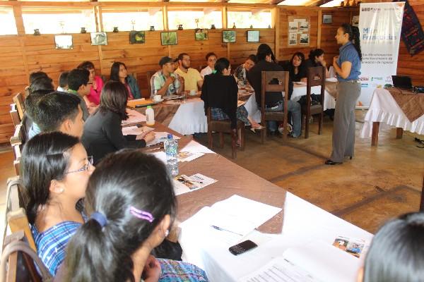 Grupo de jóvenes de Chimaltenango,  durante el taller en el que se promueve la adquisición de microfranquicias para generar empleos en ese departamento.