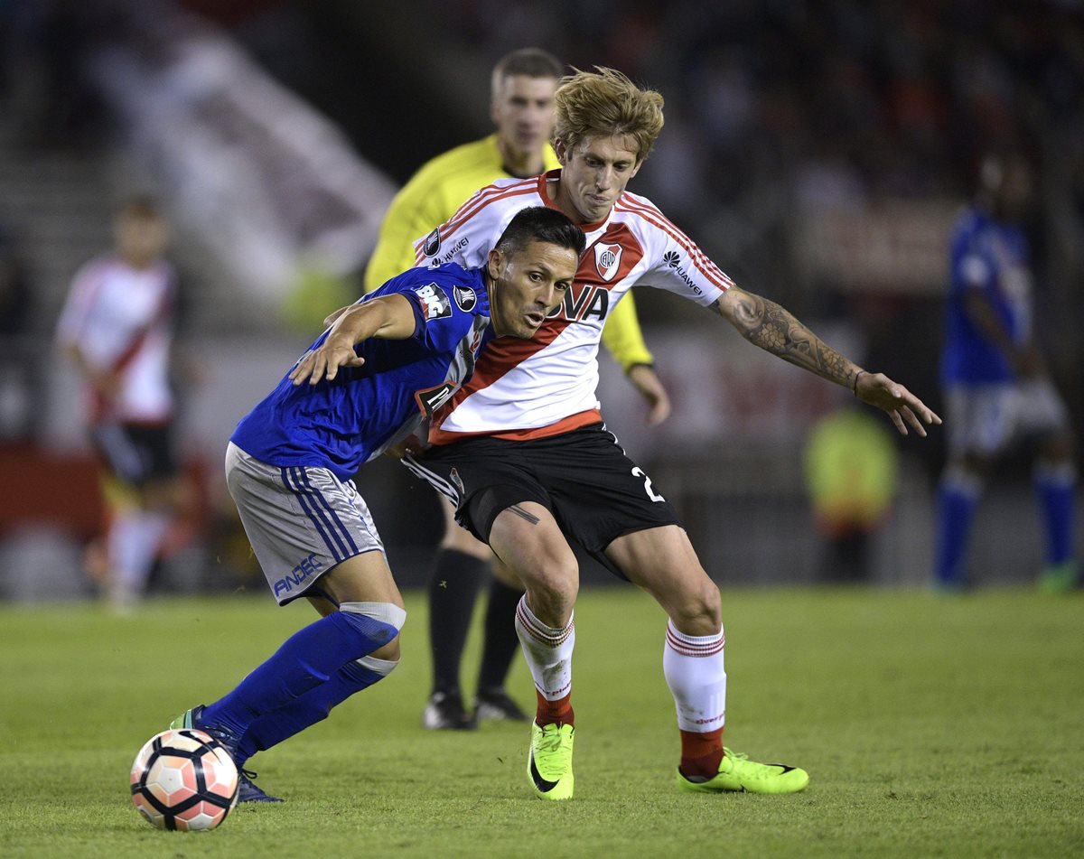 Marcos Mondaini, izquierda, pelea el balón con Ivan Rossi. (Foto Prensa Libre:AFP)