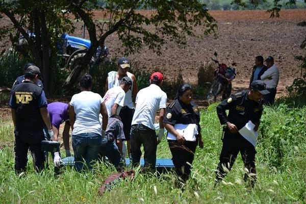 Autoridades recaban evidencias en sitio donde mataron a Acevedo Paz.  ( Foto Prensa Libre: Erick de la Cruz).<br _mce_bogus="1"/>