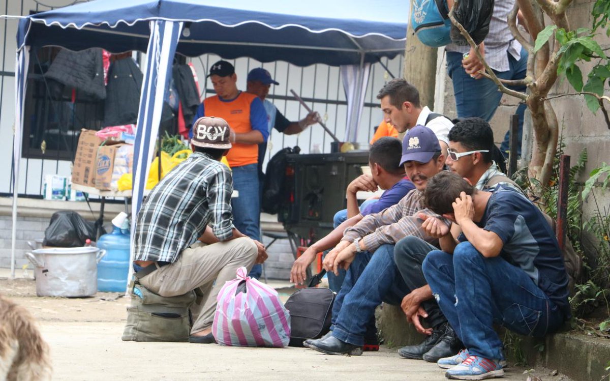 Migrantes que decidieron regresar, luego de haber caminado por cientos de kilómetros rumbo a EEUU, abordan unidades de transporte y reciben atención en Honduras, por parte de instituciones locales. (Foto Prensa Libre: Comisión Permanente de Contingencias (Copeco), Honduras.