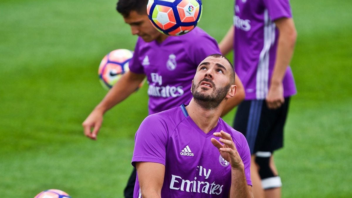 El delantero francés Karim Benzema sería declarado inocente de cualquier cargo en el caso del chantaje contra Mathieu Valbuena. (Foto Prensa Libre:EFE)