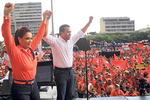 El acto en el que fue proclamado Alejandro Sinibaldi como precandidato del Partido Patriota, en plena Plaza de la Constitución, fue visto como propaganda (Foto Prensa Libre)