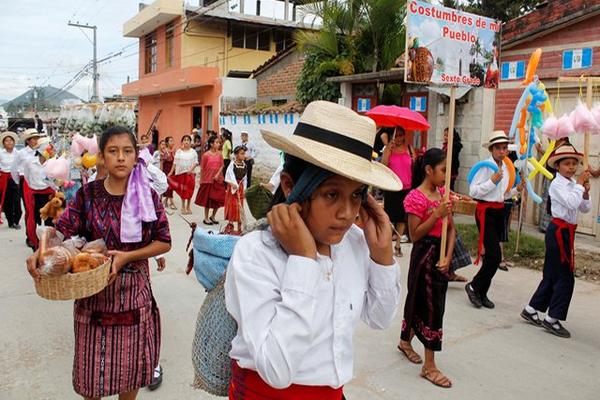 Niñs representaron diferentes oficios de la población guatemalteca. (Foto Prensa Libre: Carlos Grave).<br _mce_bogus="1"/>