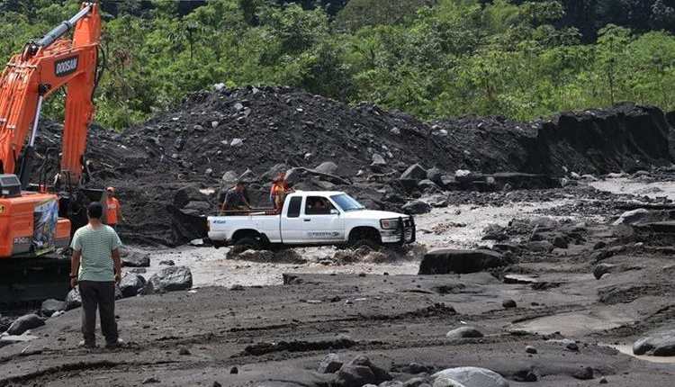 Uno de los tantos ríos que recorren el departamento de Escuintla y que podrían desbordarse por el descenso de material volcánico. (Foto Prensa Libre: Hemeroteca PL)