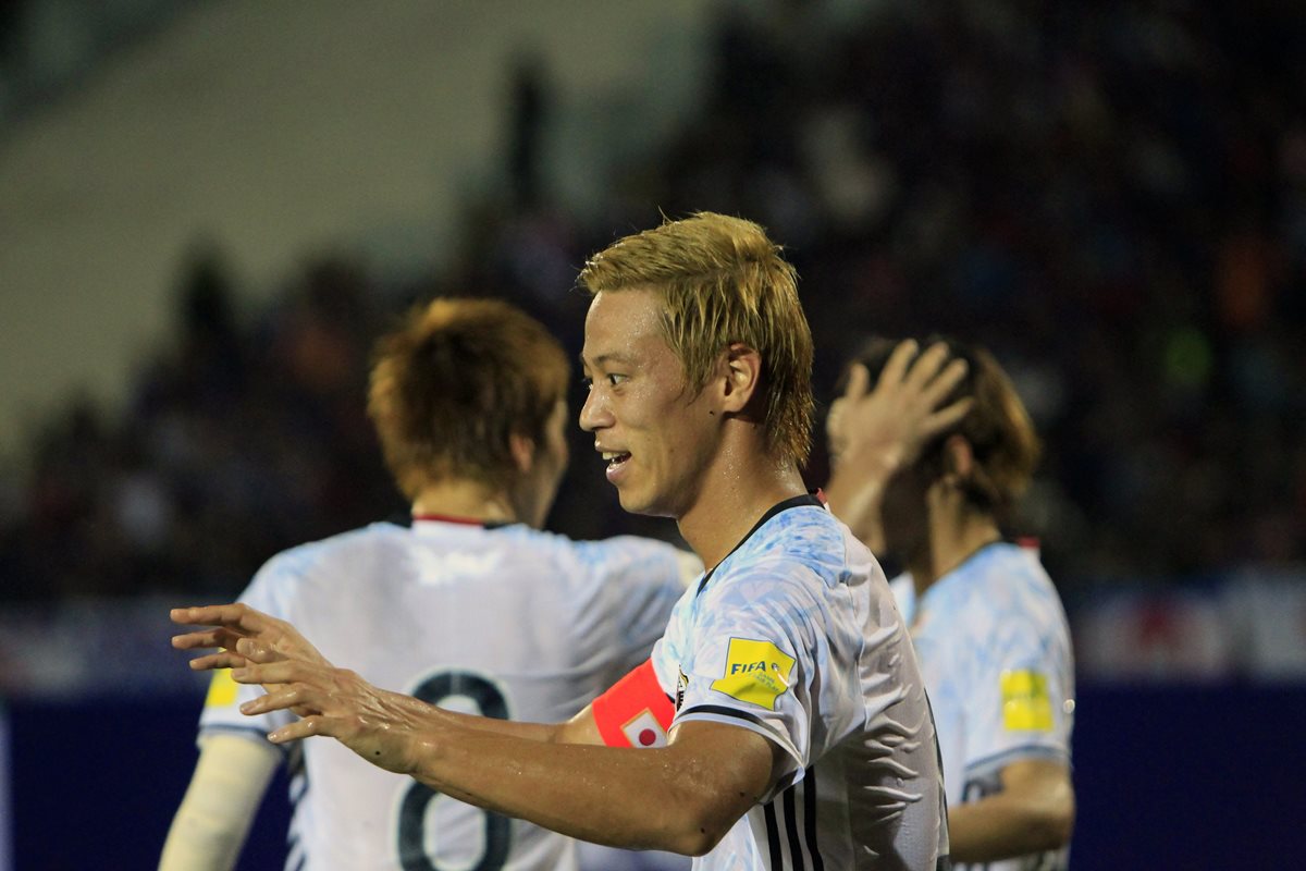 Keisuke Honda anotó uno de los goles de Japón en el juego frente a Cambodia en la eliminatoria al Mundial de Rusia 2018 que se disputó el martes recién pasado. (Foto Prensa Libre: AP)