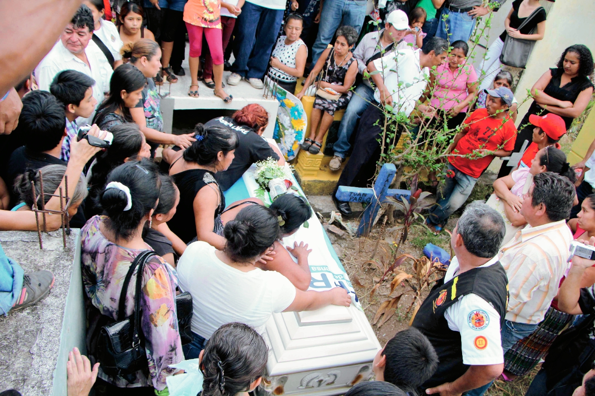 El féretro  de Danilo López, corresponsal de Prensa Libre, en el cementerio general de Mazatenango, Suchitepéquez. (Foto Prensa Libre: Rolando Miranda)