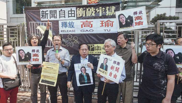 Varios activistas piden la libertad de la periodista china de 71 años Gao Yu. (Foto Prensa Libre:EFE)