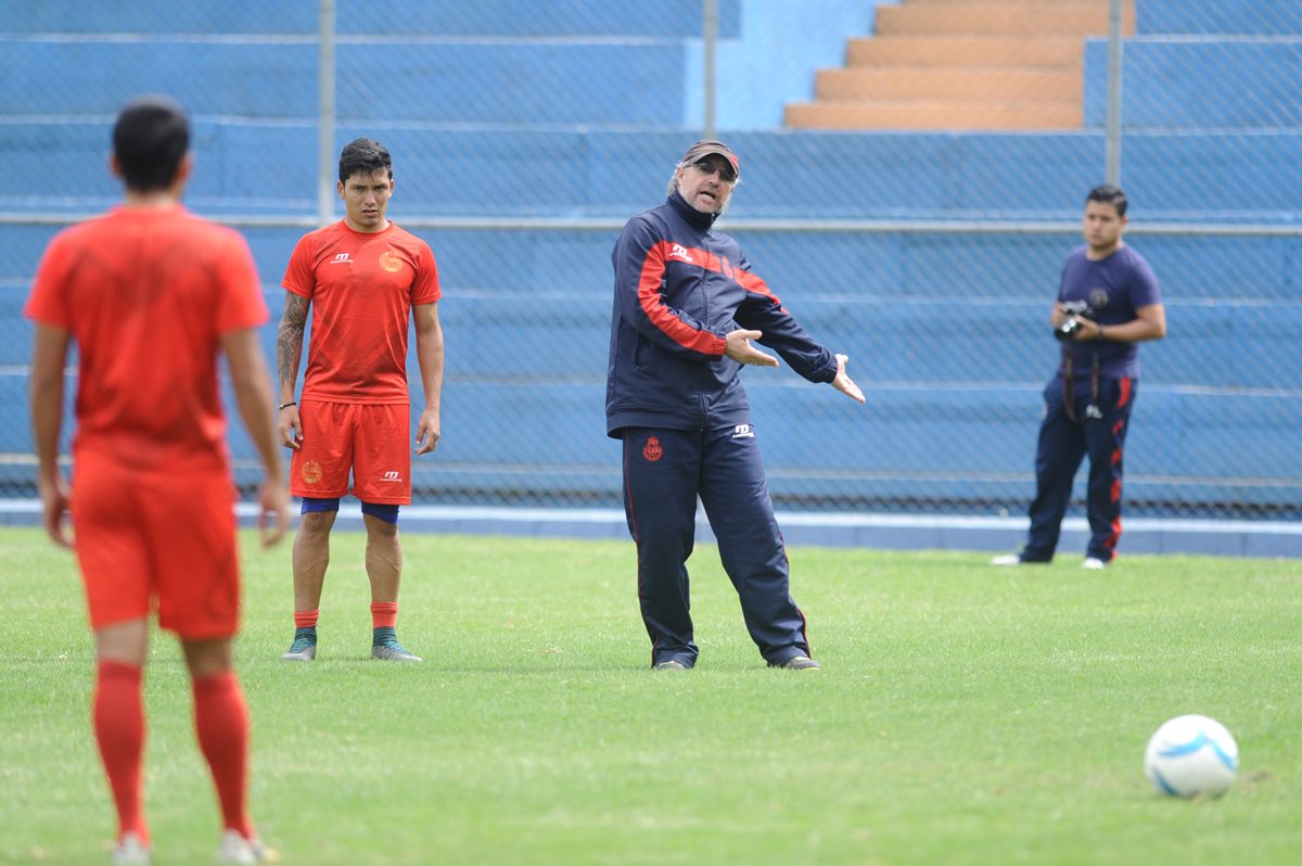 Gustavo Machaín dirige el entrenamiento rojo, este martes en el estadio de El Trébol. (Foto Prensa Libre: Francisco Sánchez).
