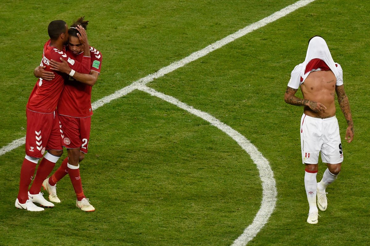 Paolo Guerrero no puede creer que su equipo haya perdido su primer partido en la Copa del Mundo. (Foto Prensa Libre: AFP)