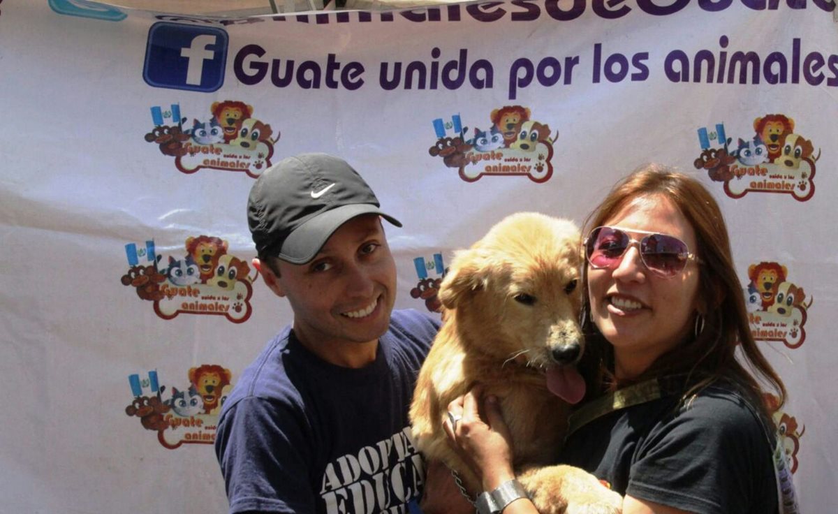 Alejandra Estrada, directora de Guate Unida por los Animales, y un voluntario cargan a Chus, quien fue rescatado. (Foto Prensa Libre: Cortesía)