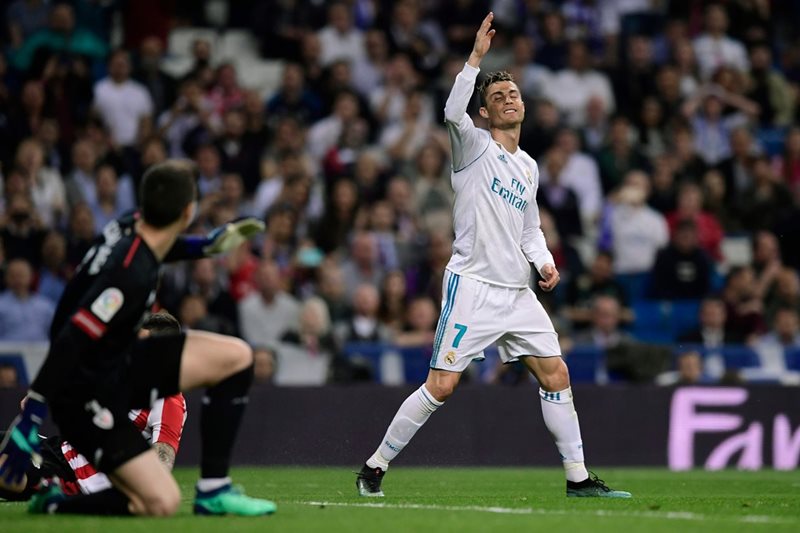 Cristiano Ronaldo luego de varios intentos pudo derrotar a Kepa para anotar el empate del Real Madrid. (Foto Prensa Libre: AFP)