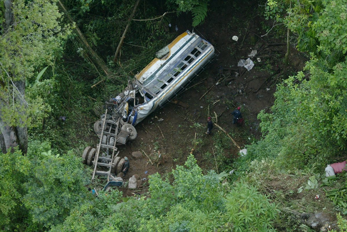 19/10/ 2006, accidente de un bus extraurbano en Tajumulco, San Marcos. (Foto: Hemeroteca PL)