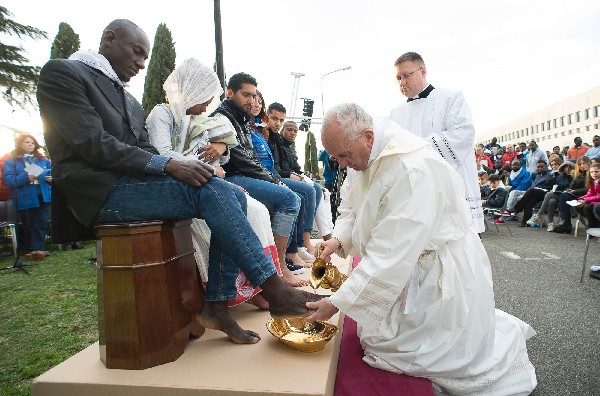 El Papa <span>lleva a cabo</span> <span>el ritual</span> <span>de lavar los pies</span> <span>en el</span> <span>centro de</span> <span>refugiados</span> <span>Castelnuovo</span> <span>di Porto</span><span>, cerca de Roma</span> (AFP)