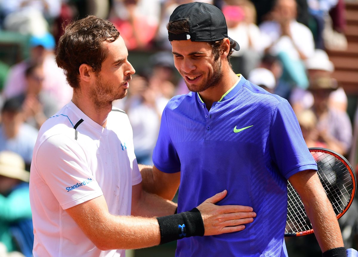 Andy Murray abraza a Karen Khachanov luego de ganarle en Roland Garros. (Foto Prensa Libre: EFE)