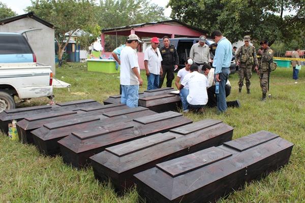Ocho de los 10 féretros de personas exhumadas en el cementerio de La Libertad, Petén. (Foto Prensa Libre: Rigoberto Escobar)<br _mce_bogus="1"/>