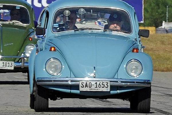 El presidente Mujica en su "Fusca". (Foto Prensa Libre: EFE)
