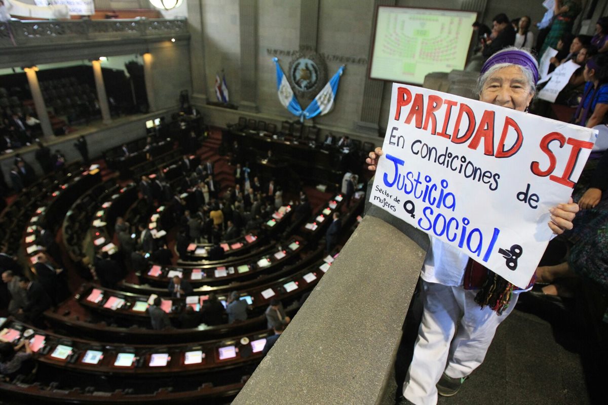 Organizaciones de mujeres llegaron al Congreso para exigir la aprobación de la paridad en la Ley Electoral. (Foto Prensa Libre Esbin García)