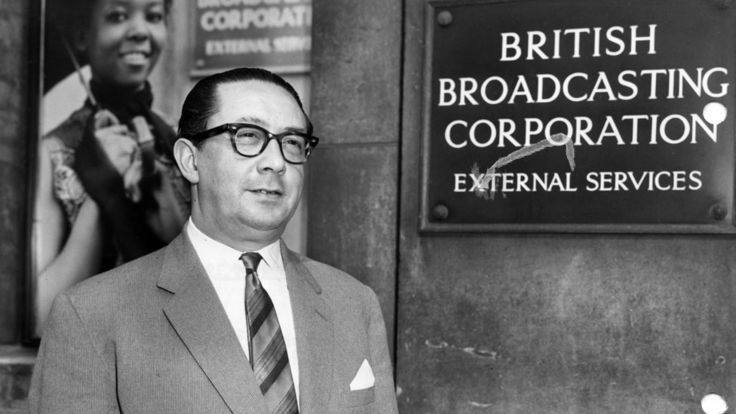 Jorge Mora, de Colombia, a la entrada de los Servicios Externos, actual Servicio Mundial de la BBC. Mora, quien narró en vivo la coronación de la Reina Isabel II en 1953, fue luego jefe del Servicio Latinoamericano.