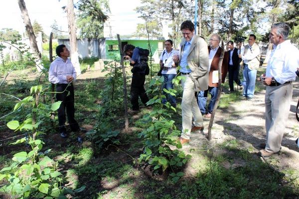 Delegación de la Embajada de Alemania observa huerto en  instituto técnico en Santa Cruz del Quiché. (Foto Prensa Libre: Óscar Figueroa)